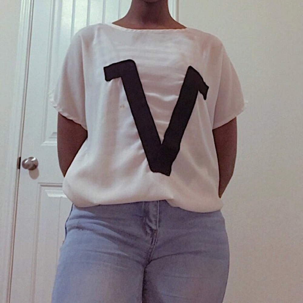 L am selling a short sleeve shirt